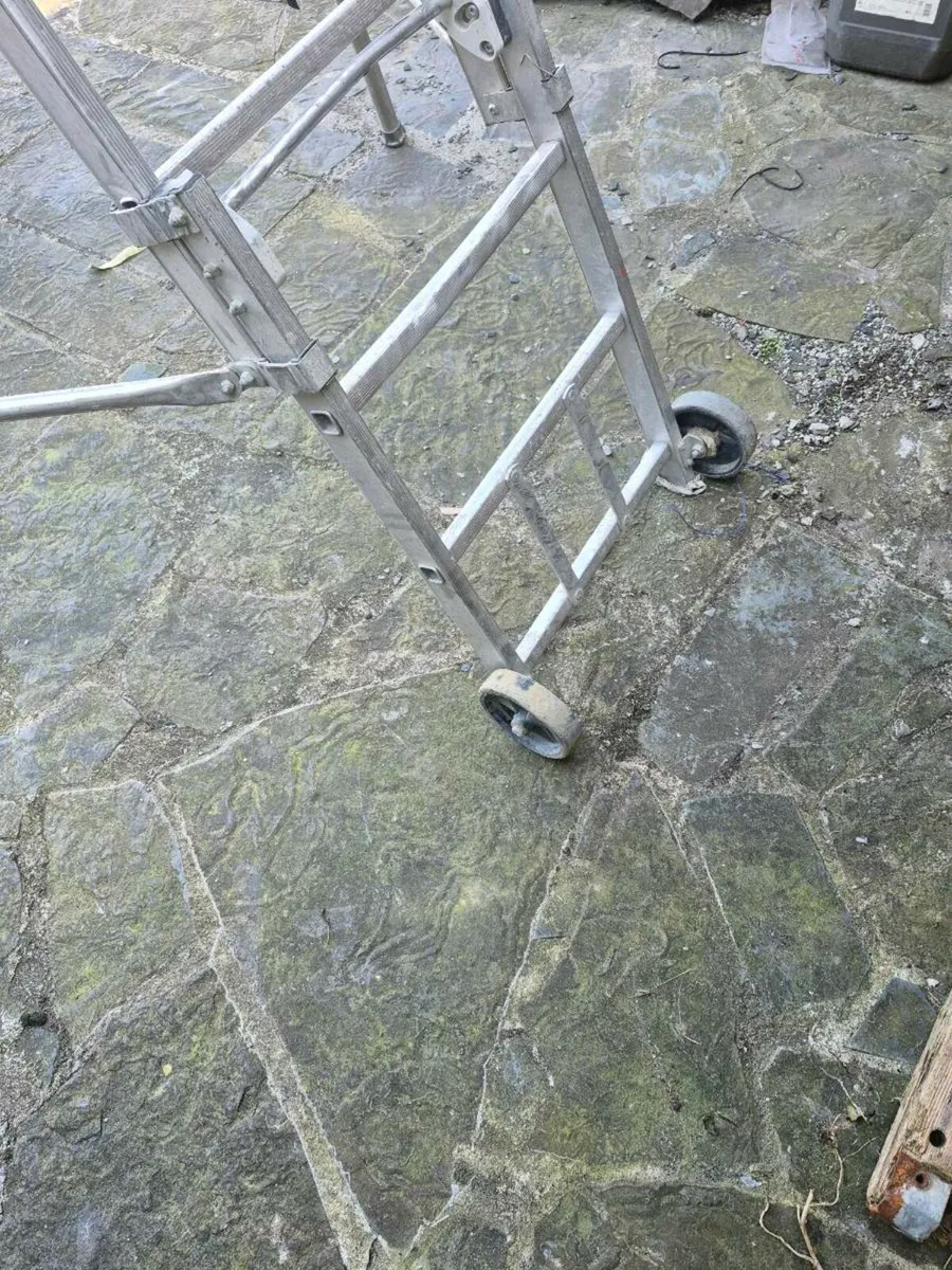 2.5m 'A' frame step ladder outriggers & platforms - Image 2