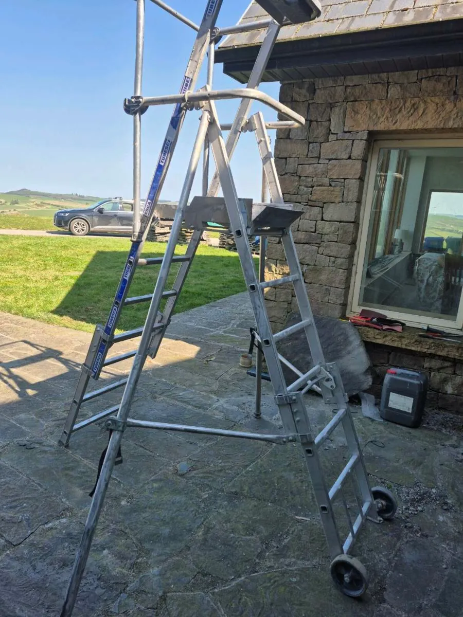 2.5m 'A' frame step ladder outriggers & platforms - Image 3