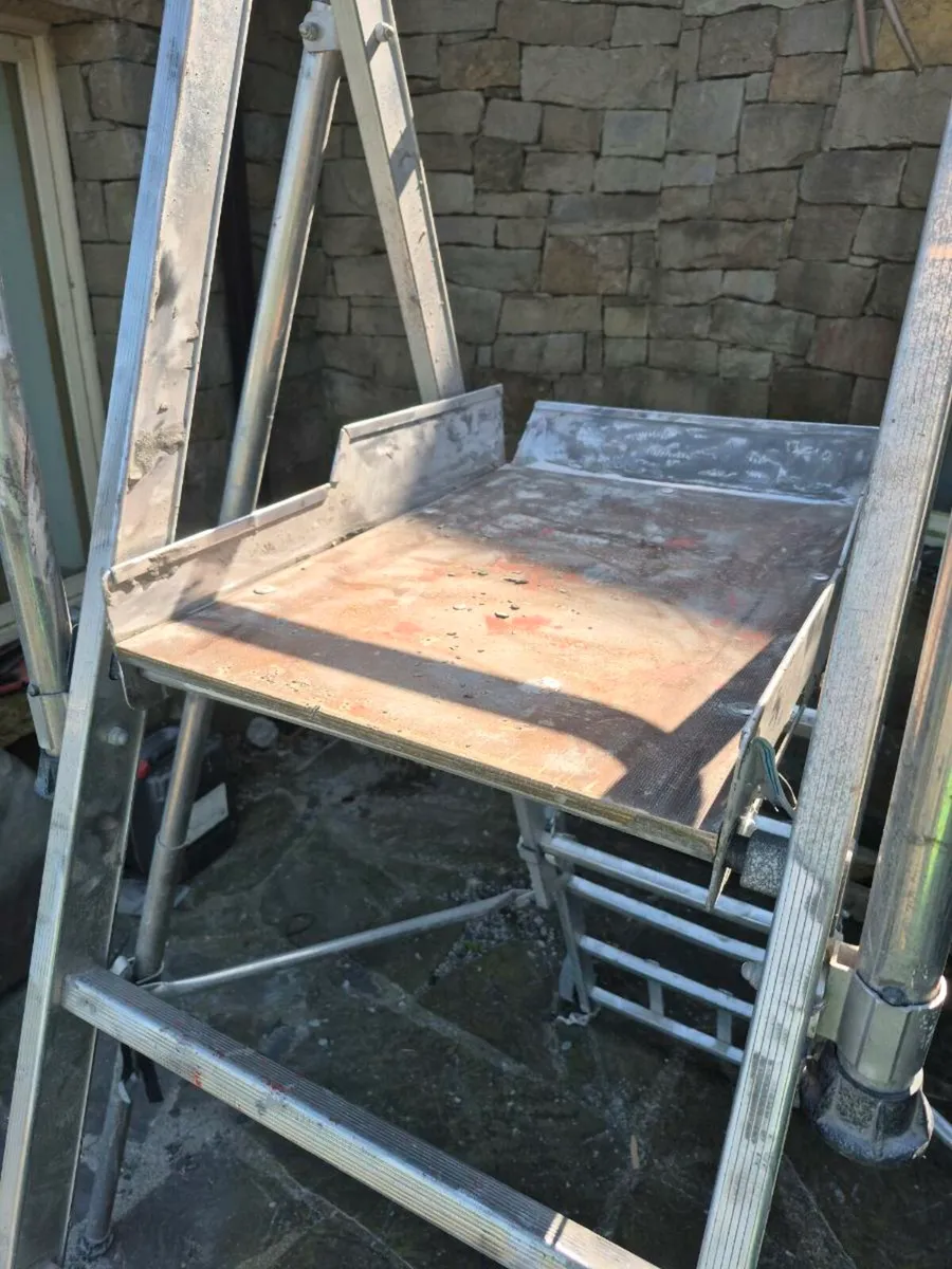 2.5m 'A' frame step ladder outriggers & platforms - Image 4
