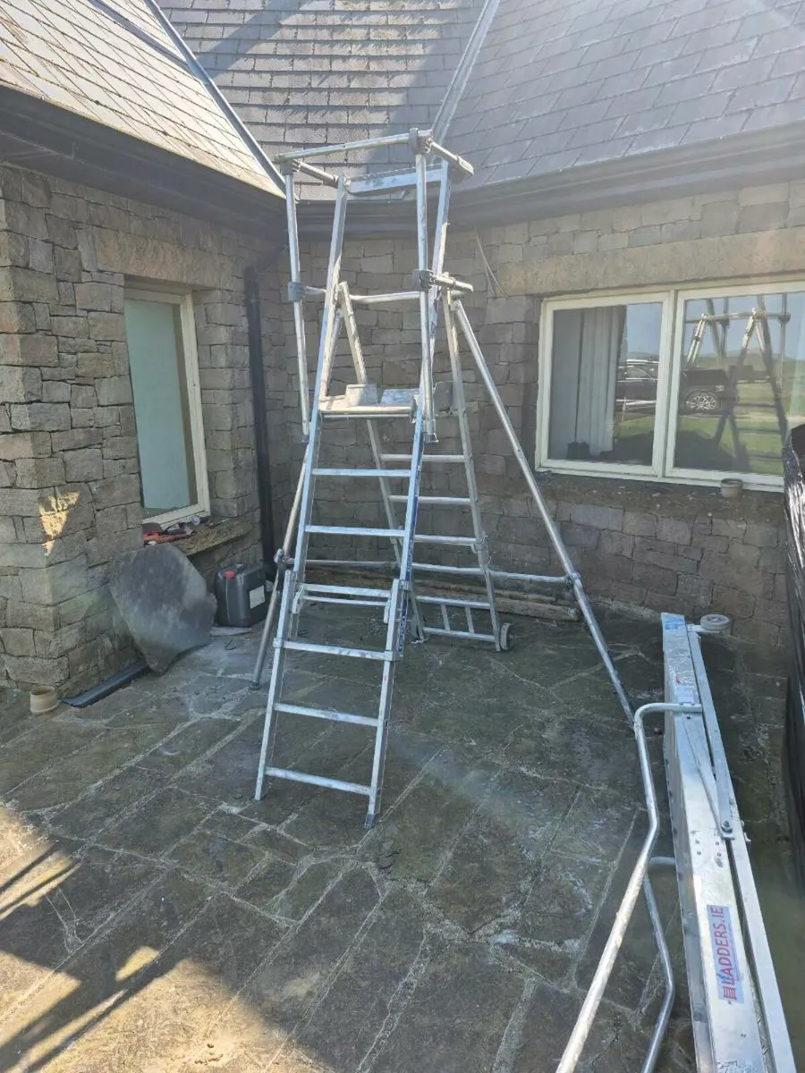 2.5m 'A' frame step ladder outriggers & platforms - Image 1