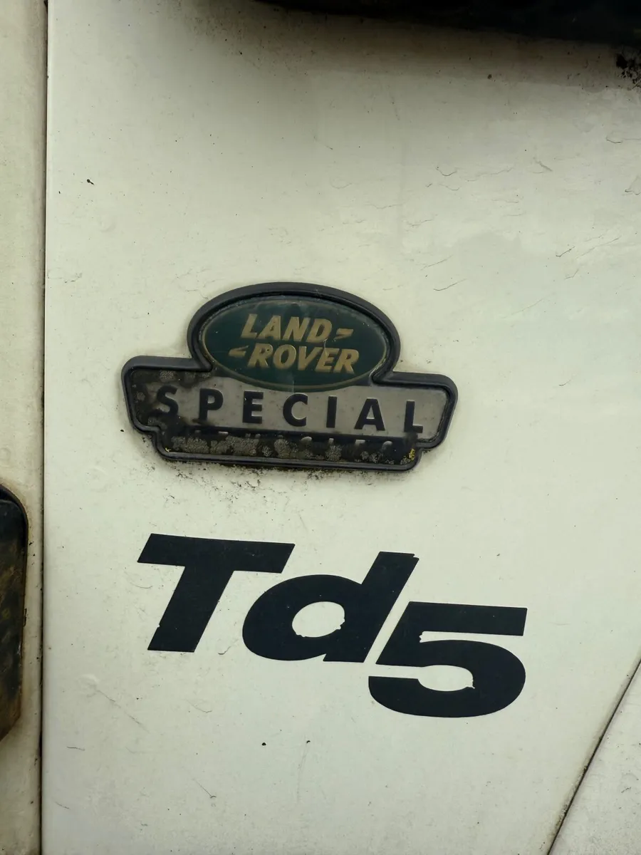 Land Rover Defender 2002 - Image 2