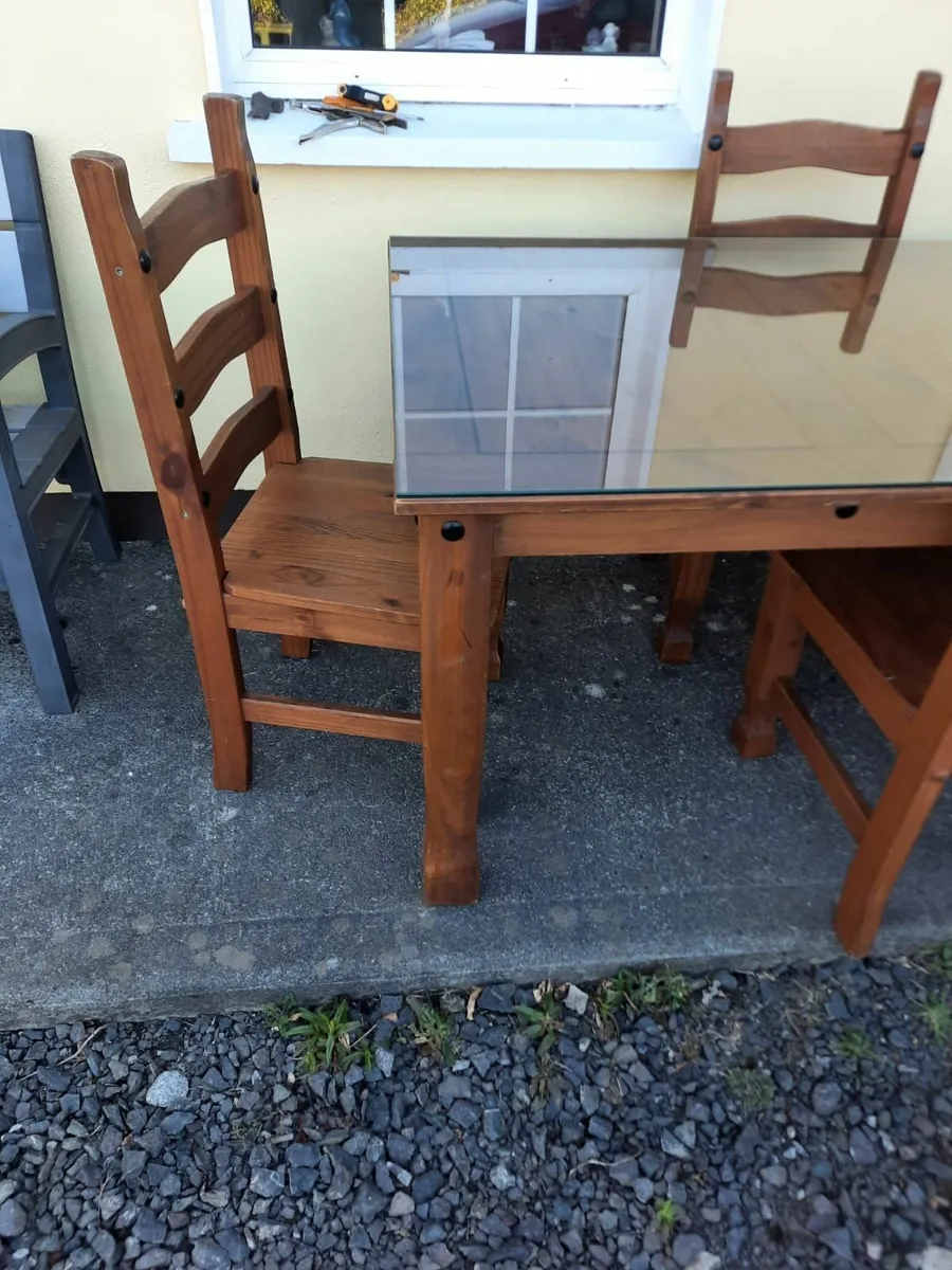 Kitchen table and chairs - Image 2