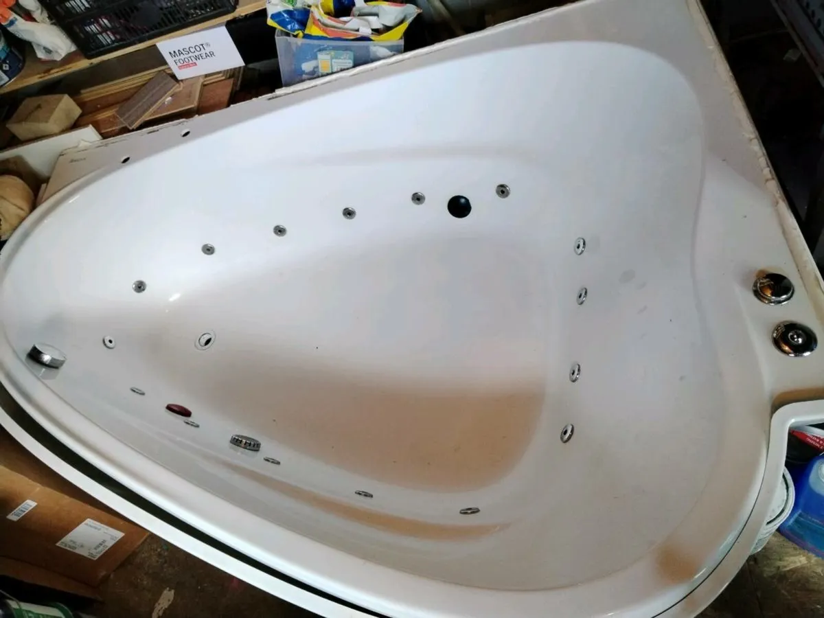 Jacuzzi bath - Image 1