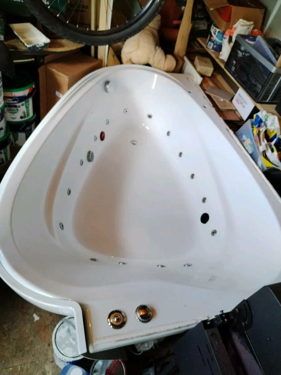 Jacuzzi bath - Image 2