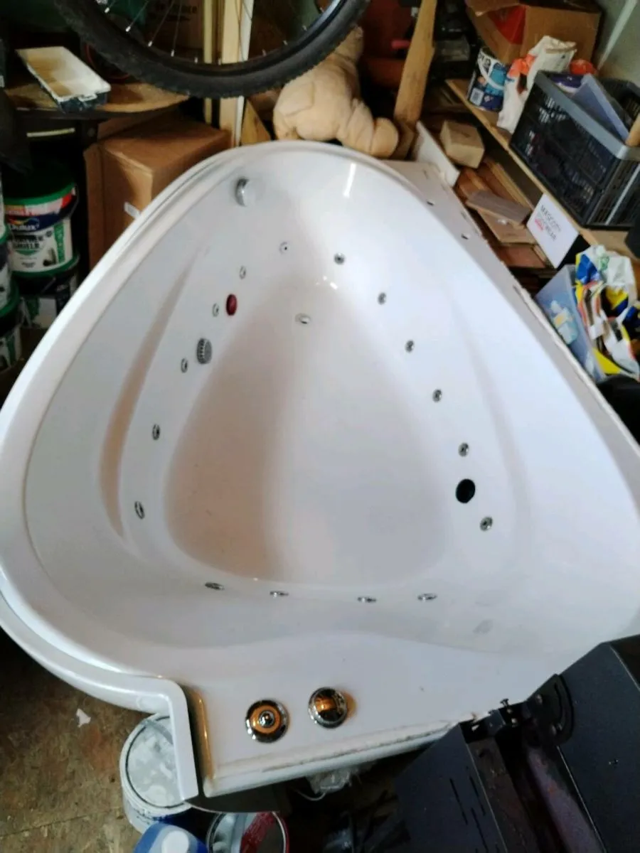 Jacuzzi bath - Image 3