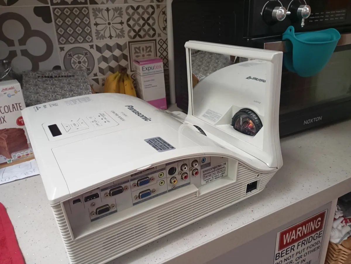 Panasonic Projector Short throw - Image 3