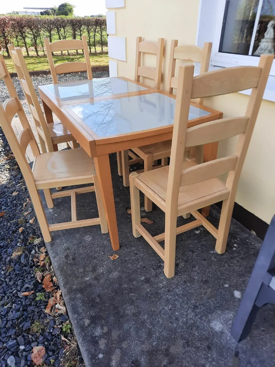 Kitchen table and chairs - Image 1
