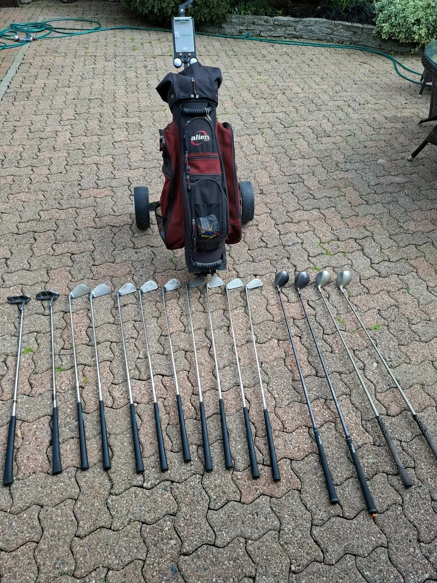 golf clubs, trolley and golf bag - Image 1