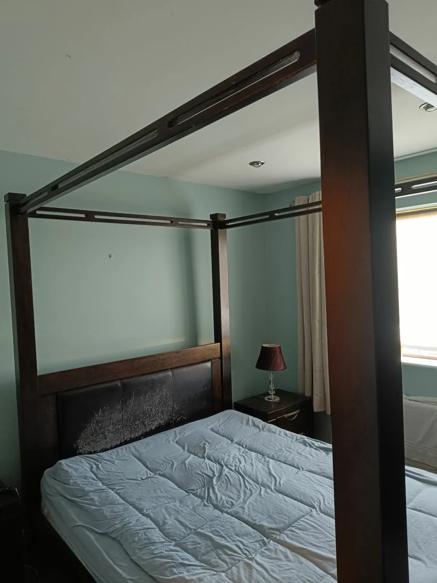 Four poster bed with mattress - Image 1