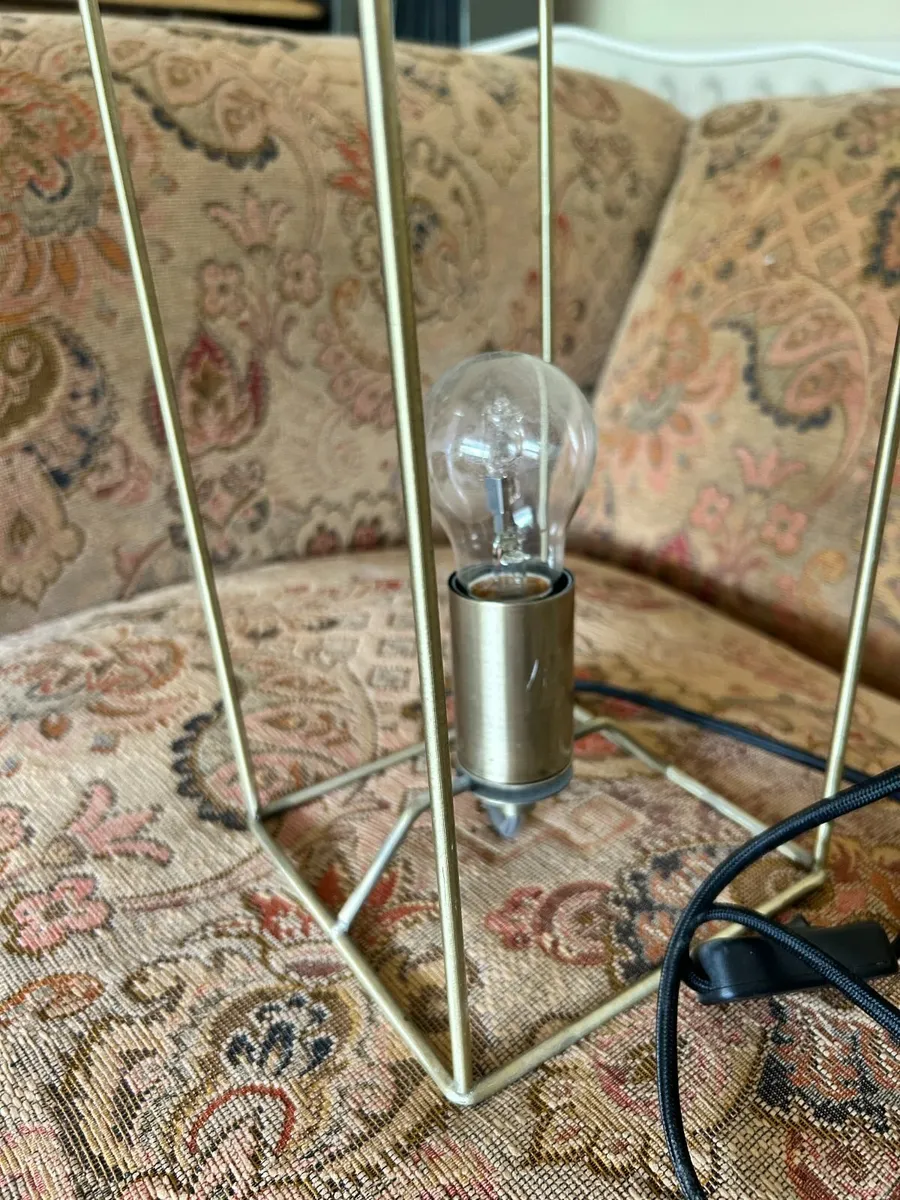 Modern Minimalist Table Lamp – Excellent Condition - Image 1