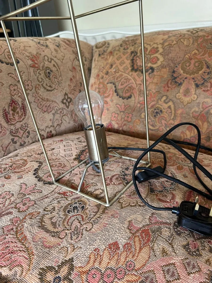 Modern Minimalist Table Lamp – Excellent Condition - Image 2