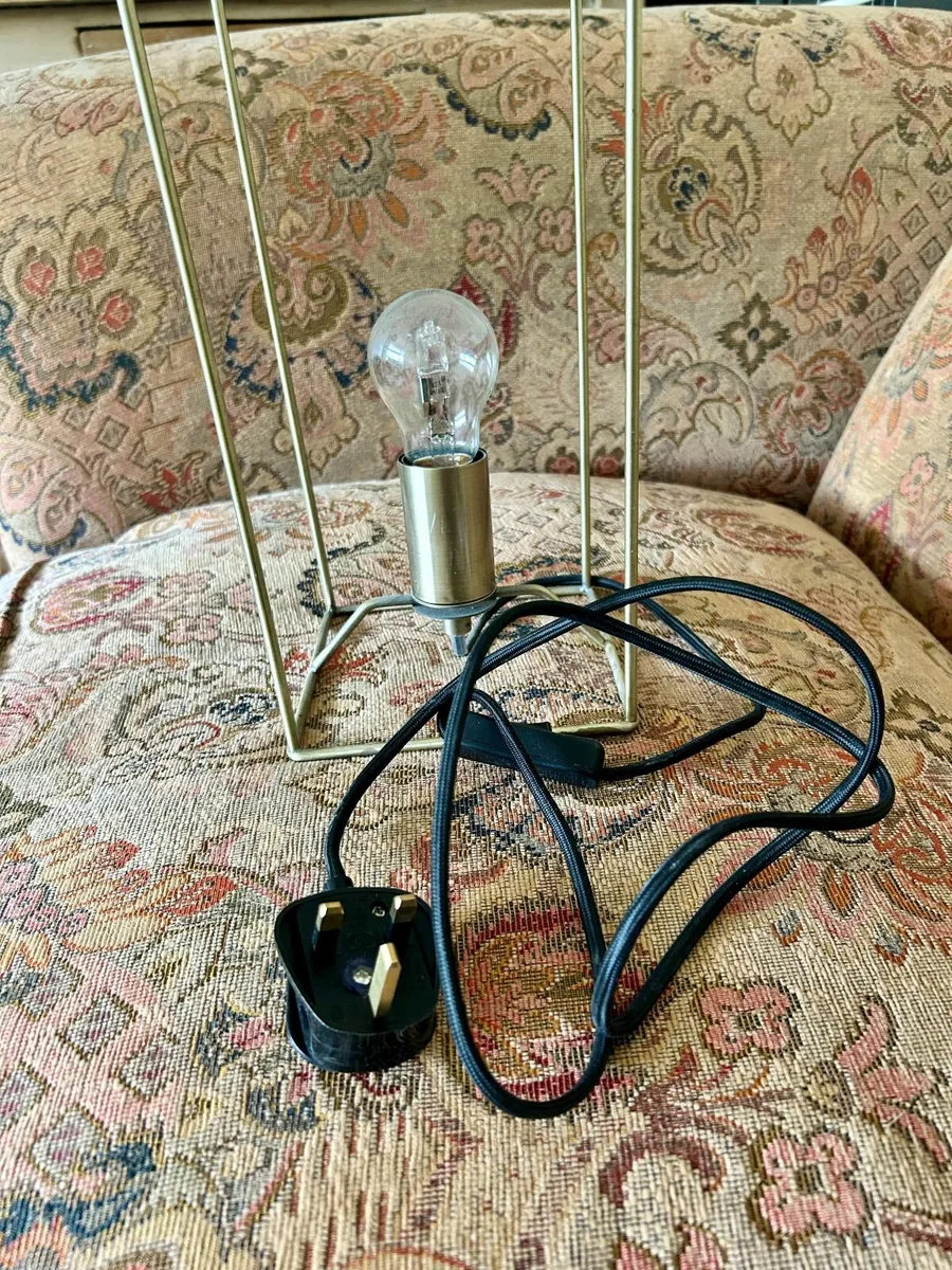 Modern Minimalist Table Lamp – Excellent Condition - Image 3
