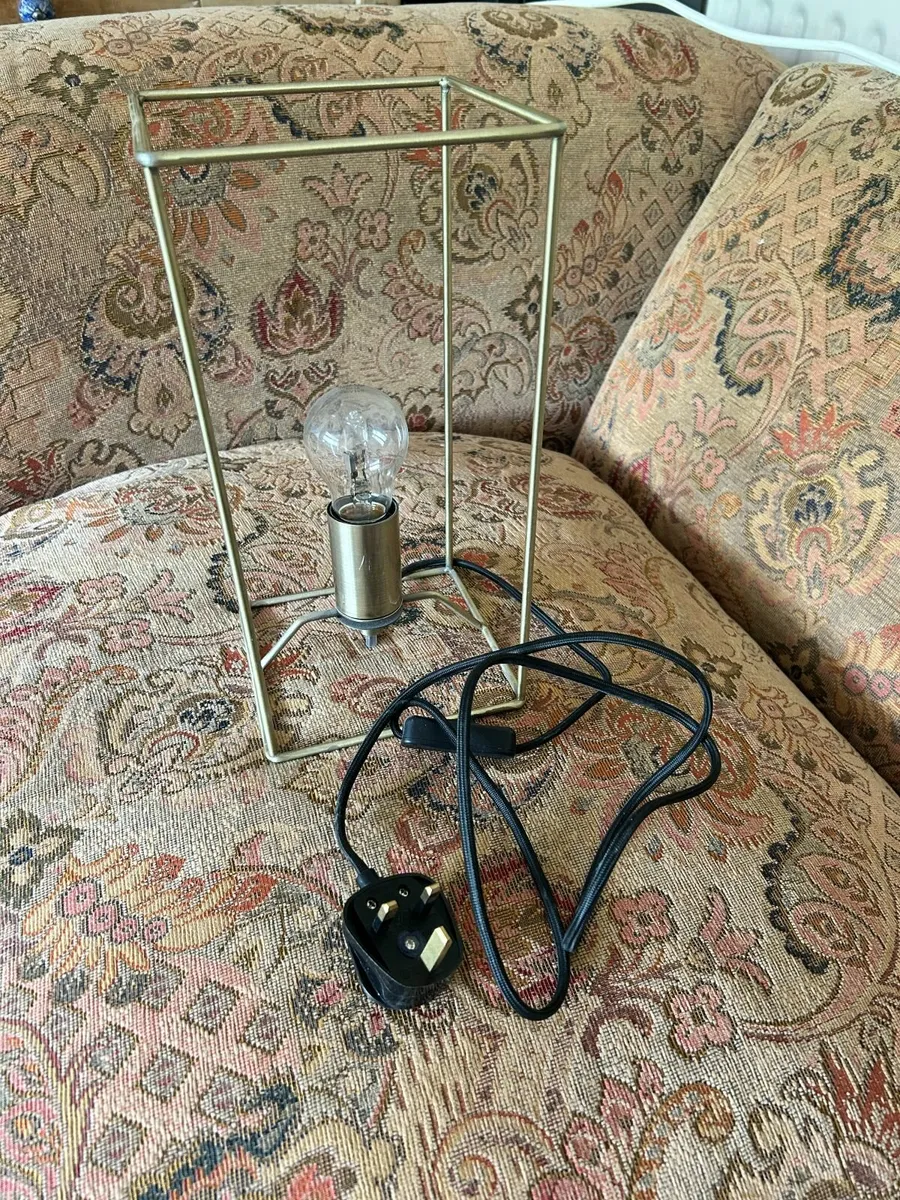 Modern Minimalist Table Lamp – Excellent Condition - Image 4