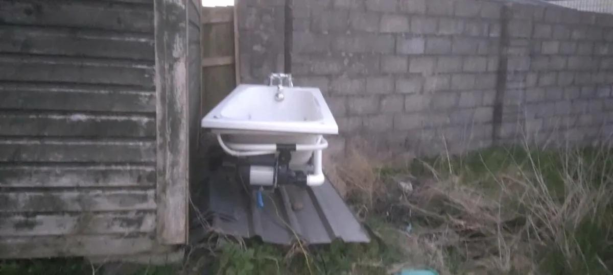 Jacuzzi bath - Image 1