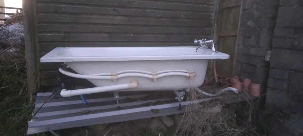 Jacuzzi bath - Image 2