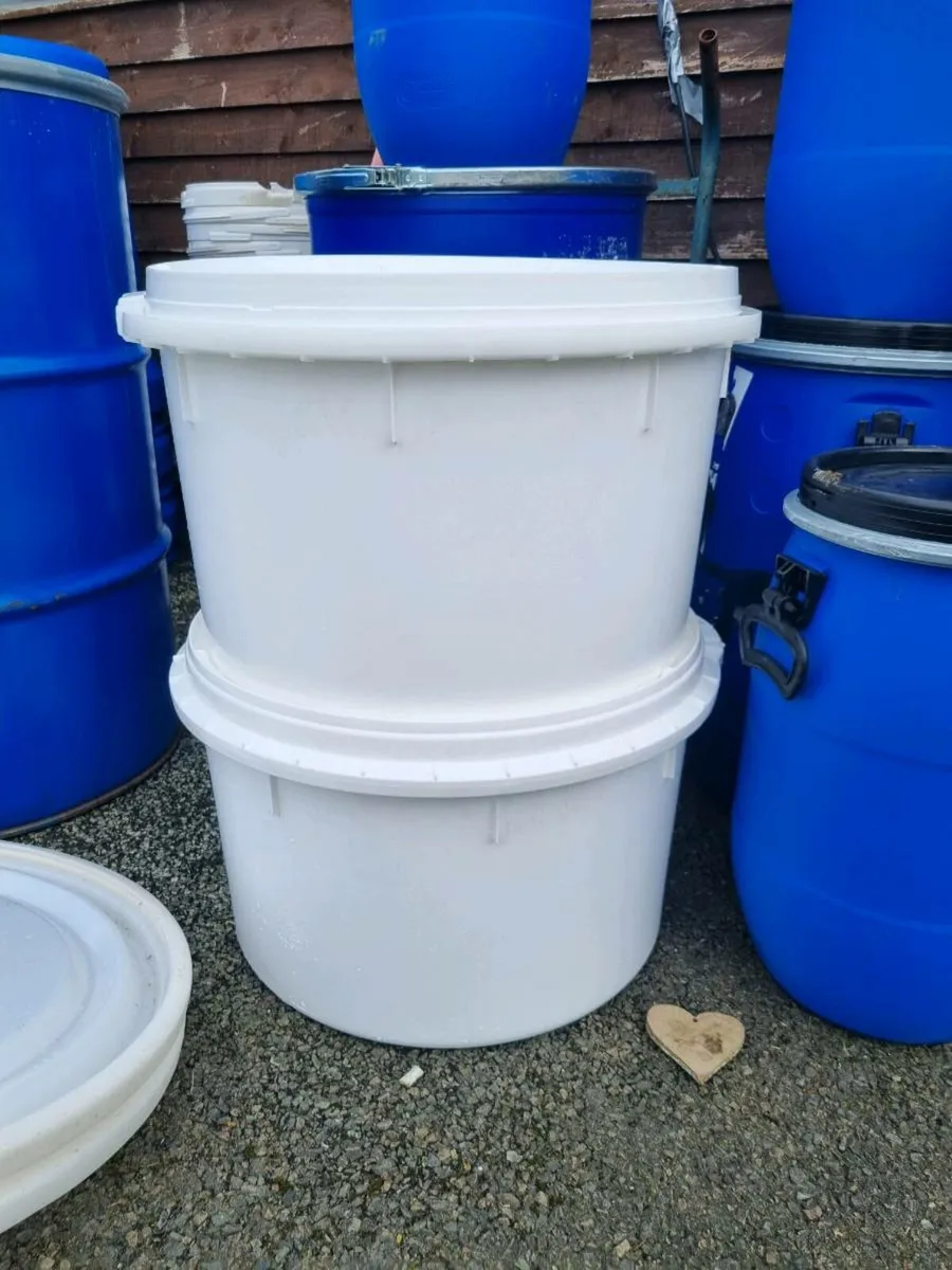 40L plastic barrels with clamped lids - Image 3