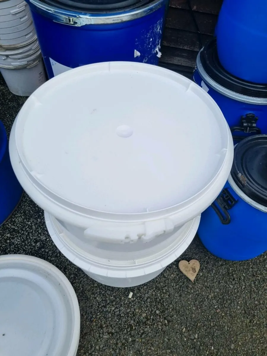 40L plastic barrels with clamped lids - Image 4