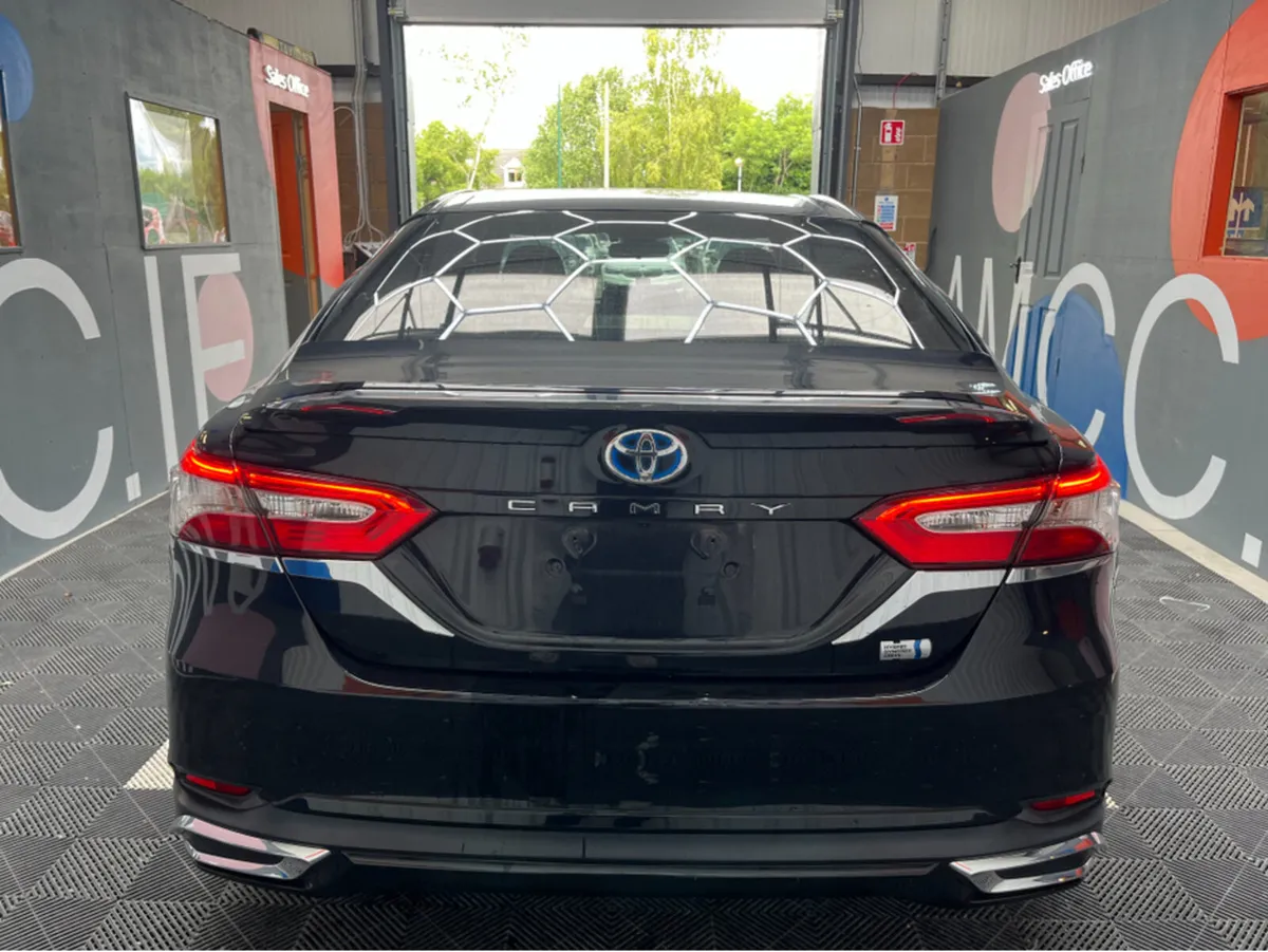 Toyota Camry 2.5 HYBRID / 75k KMs / REVERSE CAMERA - Image 4
