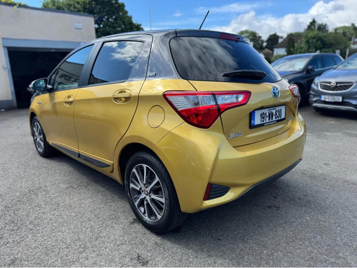 Toyota Yaris HYBRID AUTO - Image 3