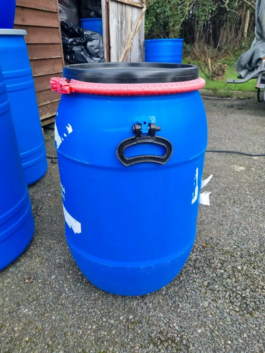 60L plastic barrels with clamped lids - Image 3