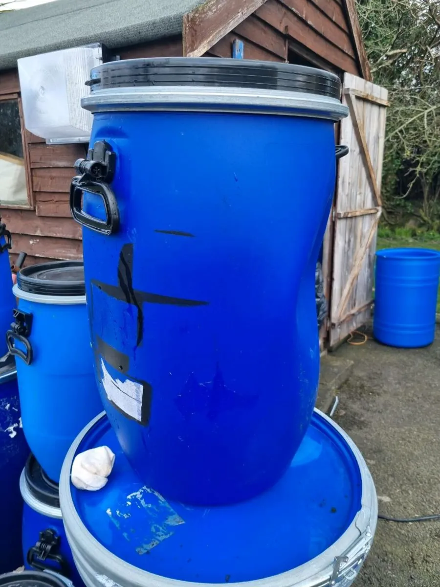 60L plastic barrels with clamped lids - Image 4