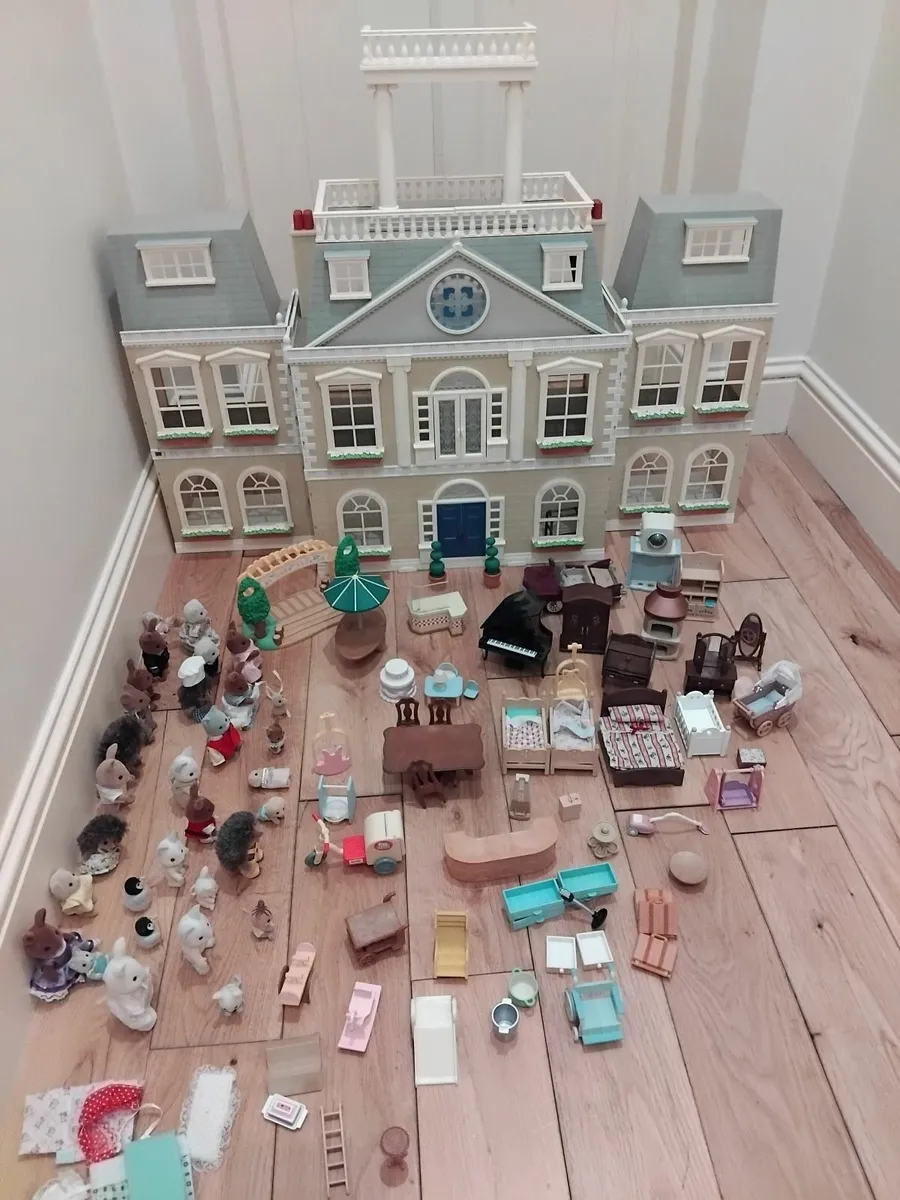 Sylvanian house , furniture pieces & figures. - Image 3