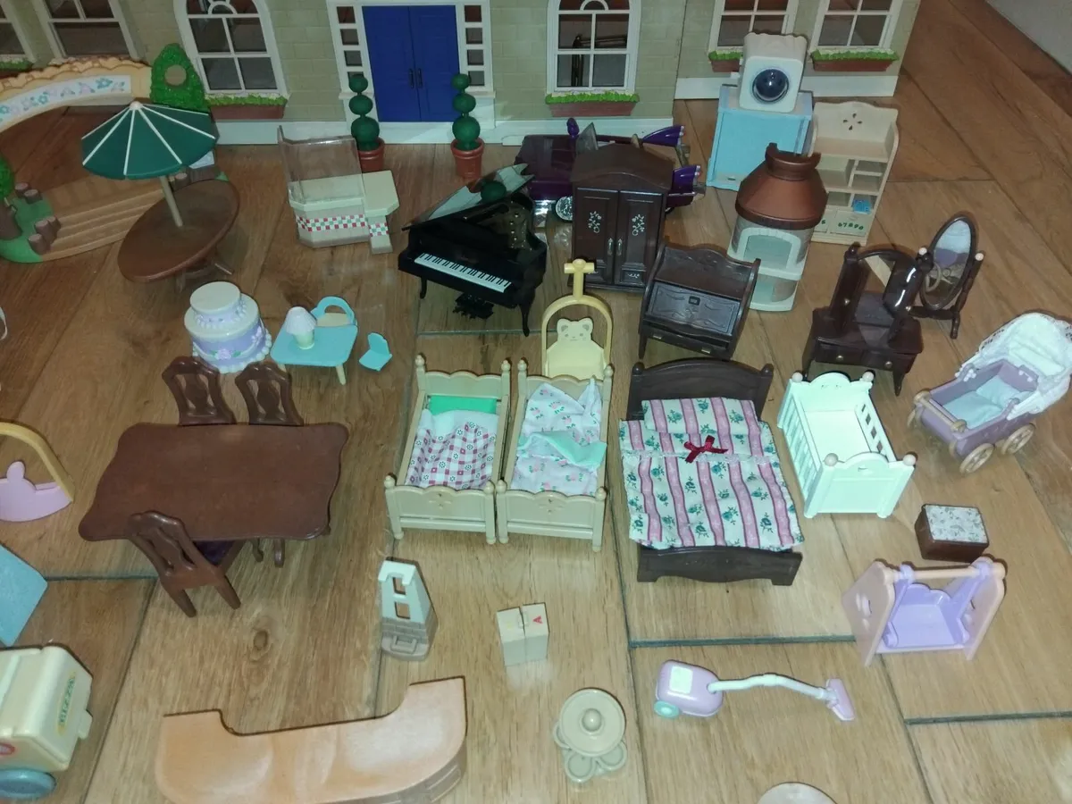 Sylvanian house , furniture pieces & figures. - Image 4