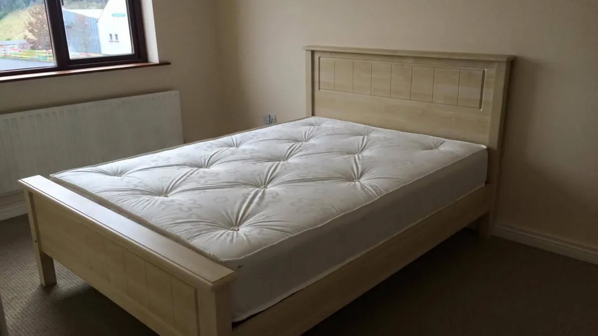Bed frame - Image 1