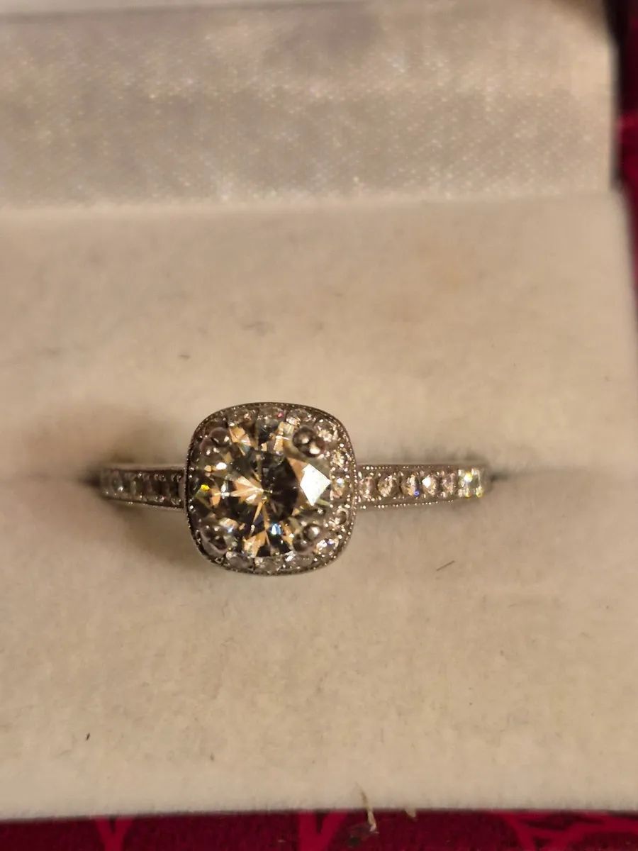 Engagement ring - Image 1