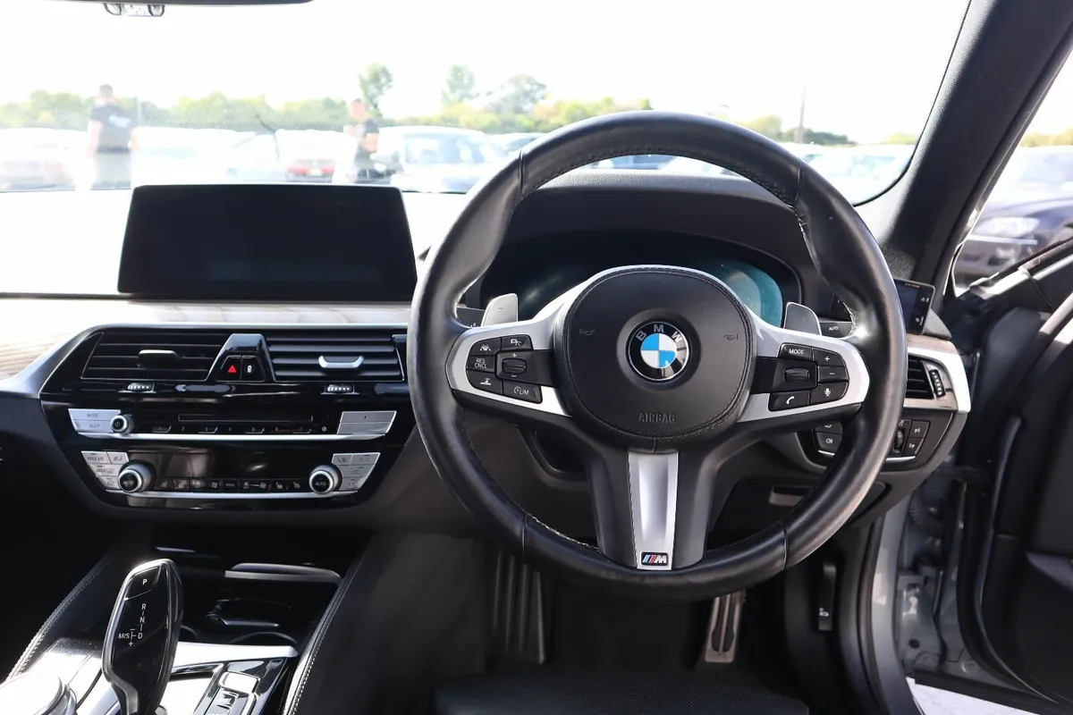 BMW 520D// SHADOW LINE//HIGH SPEC//WARRANTY - Image 2