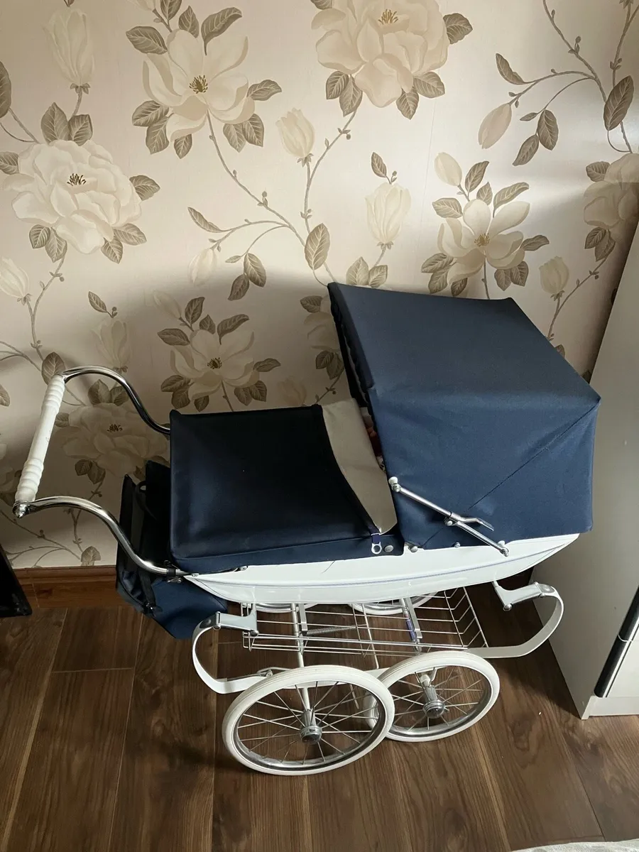 Silvercross dolls pram - Image 2