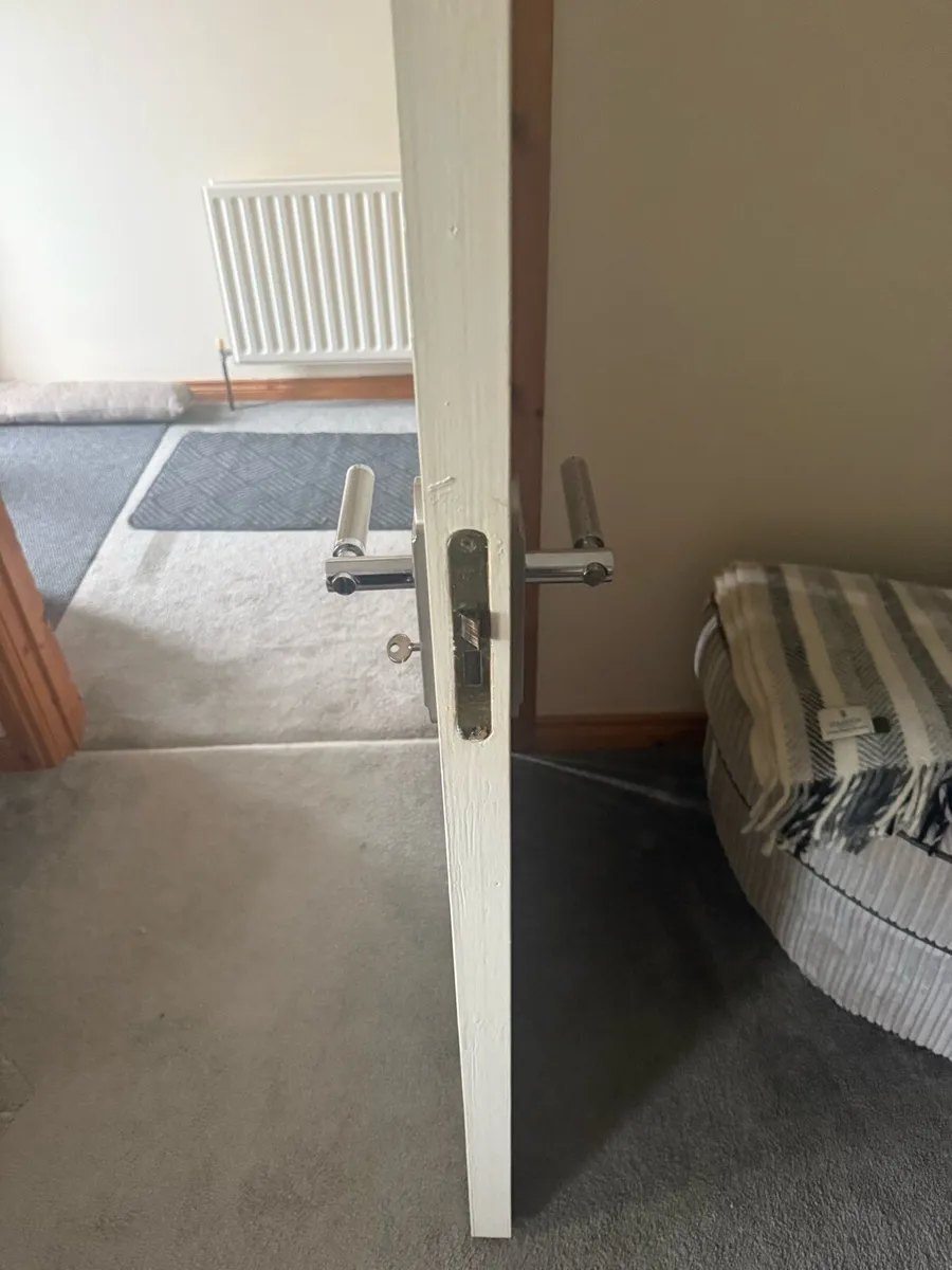 5 Gloss White Panel Doors with Locks, Handles. - Image 3
