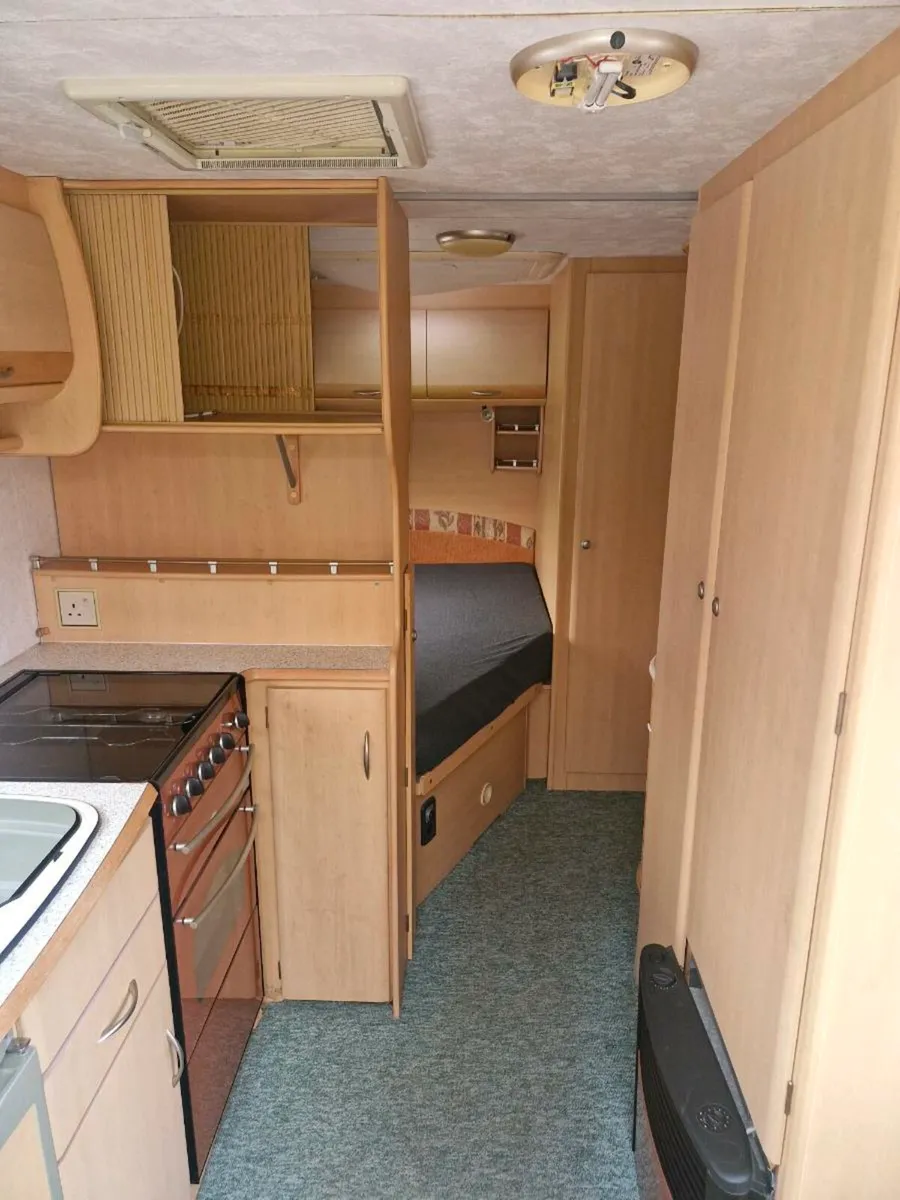Atlanta fixed bed caravan - Image 4