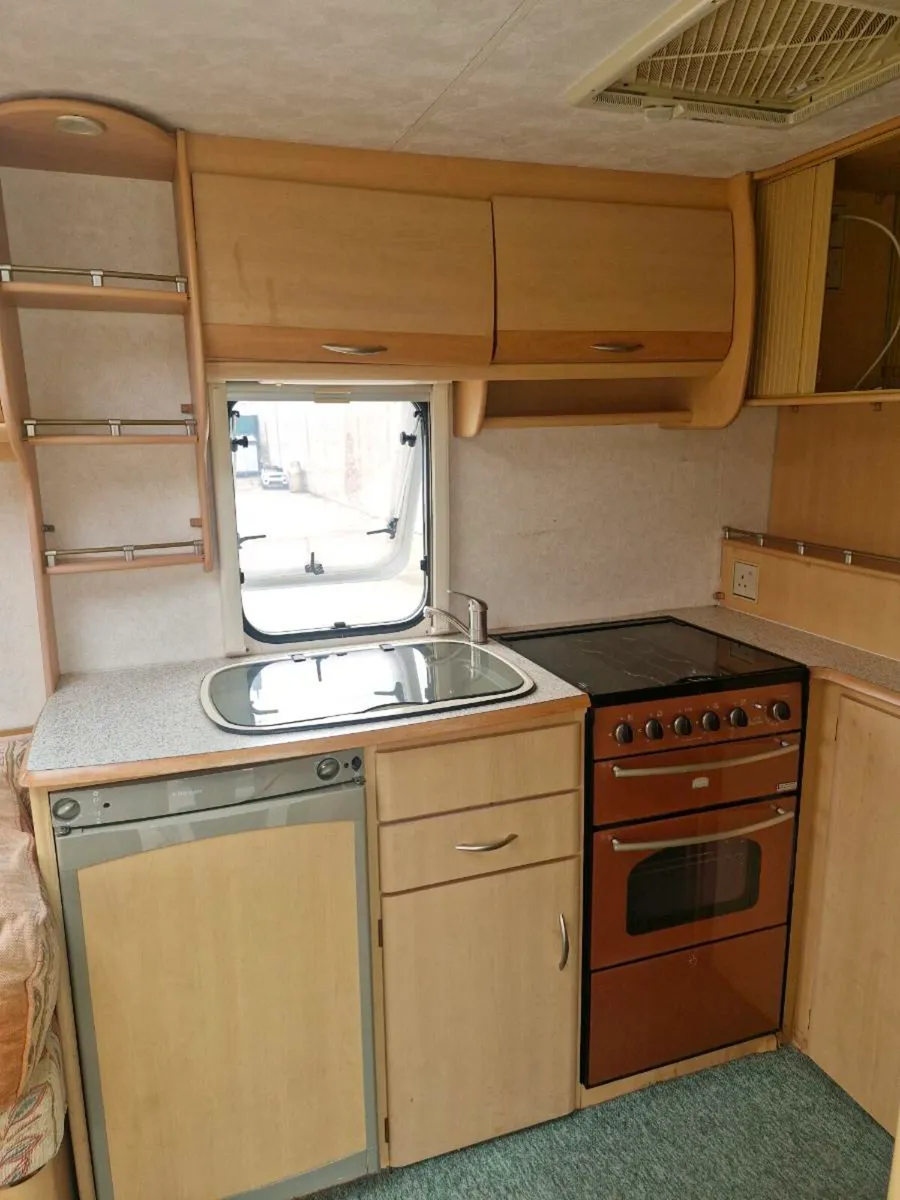 Atlanta fixed bed caravan - Image 3