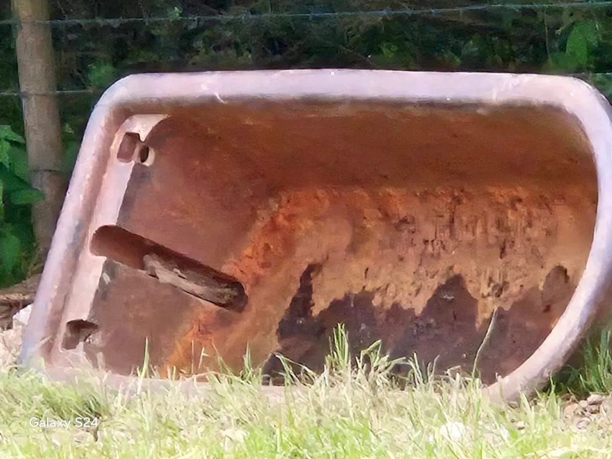 Old cast iron bath - Image 1