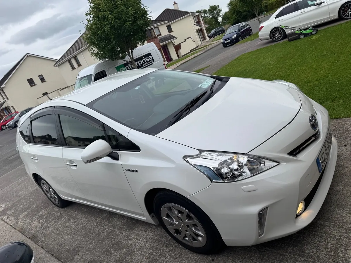 Toyota Prius hybrid 7seater 2014 - Image 2
