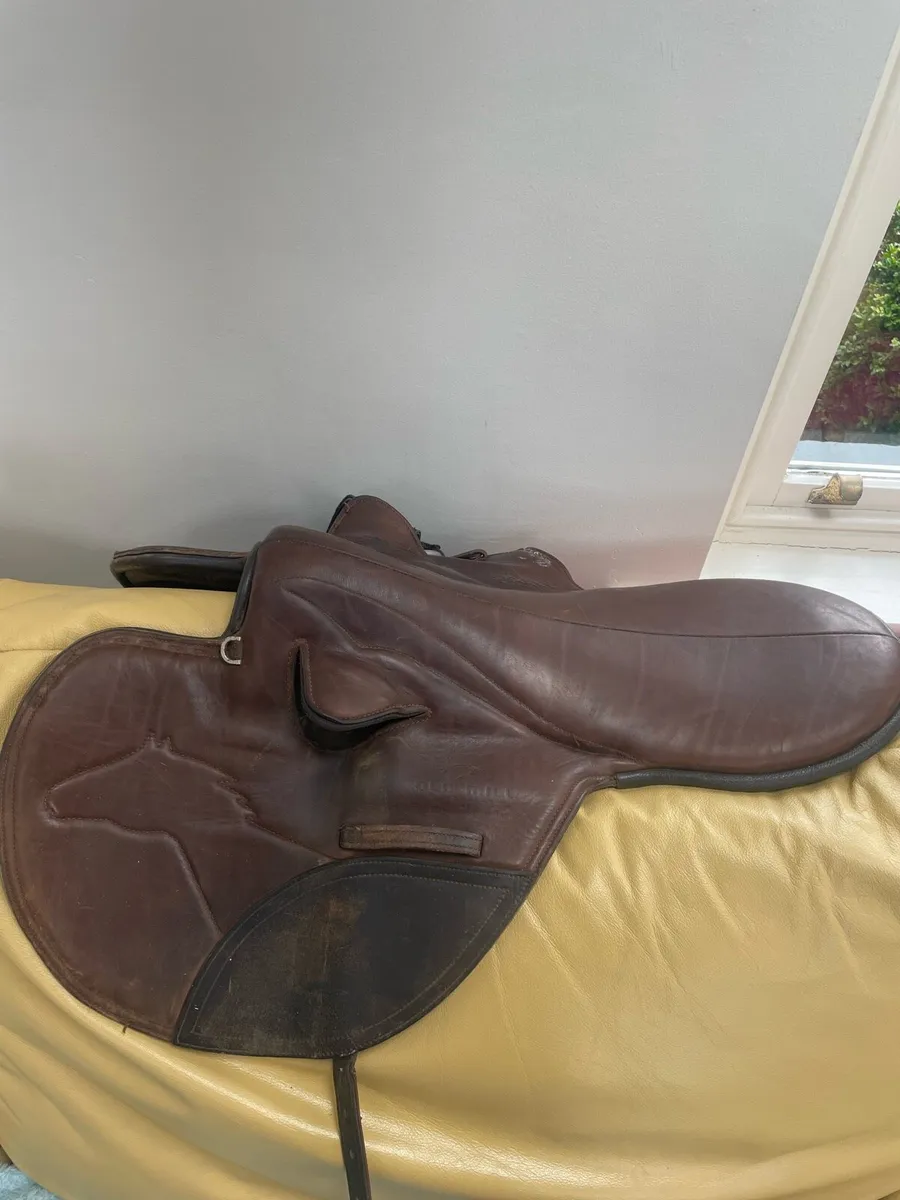 Heavy racing saddle