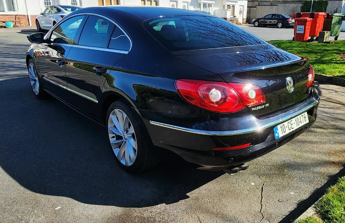 Volkswagen Passat 2010 - Image 2
