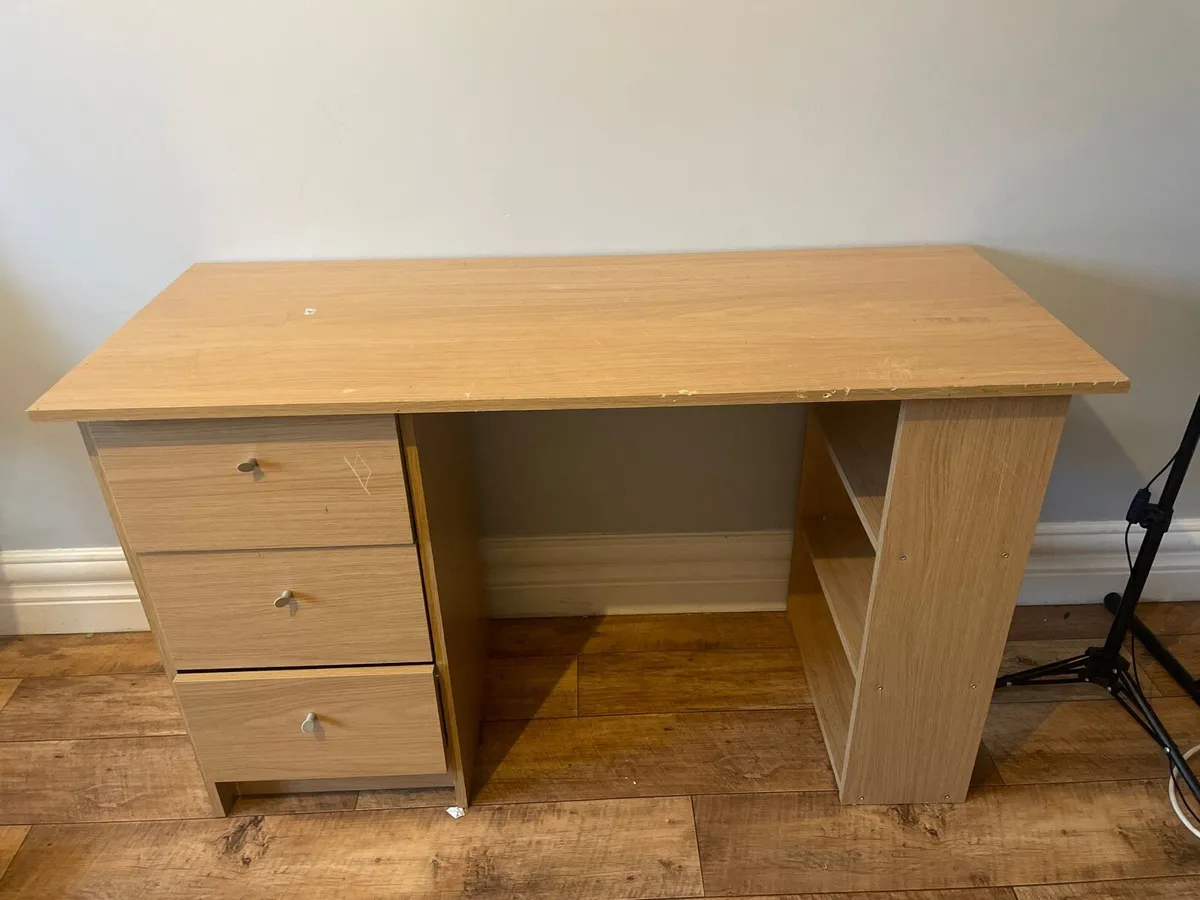 Study desk - Image 1