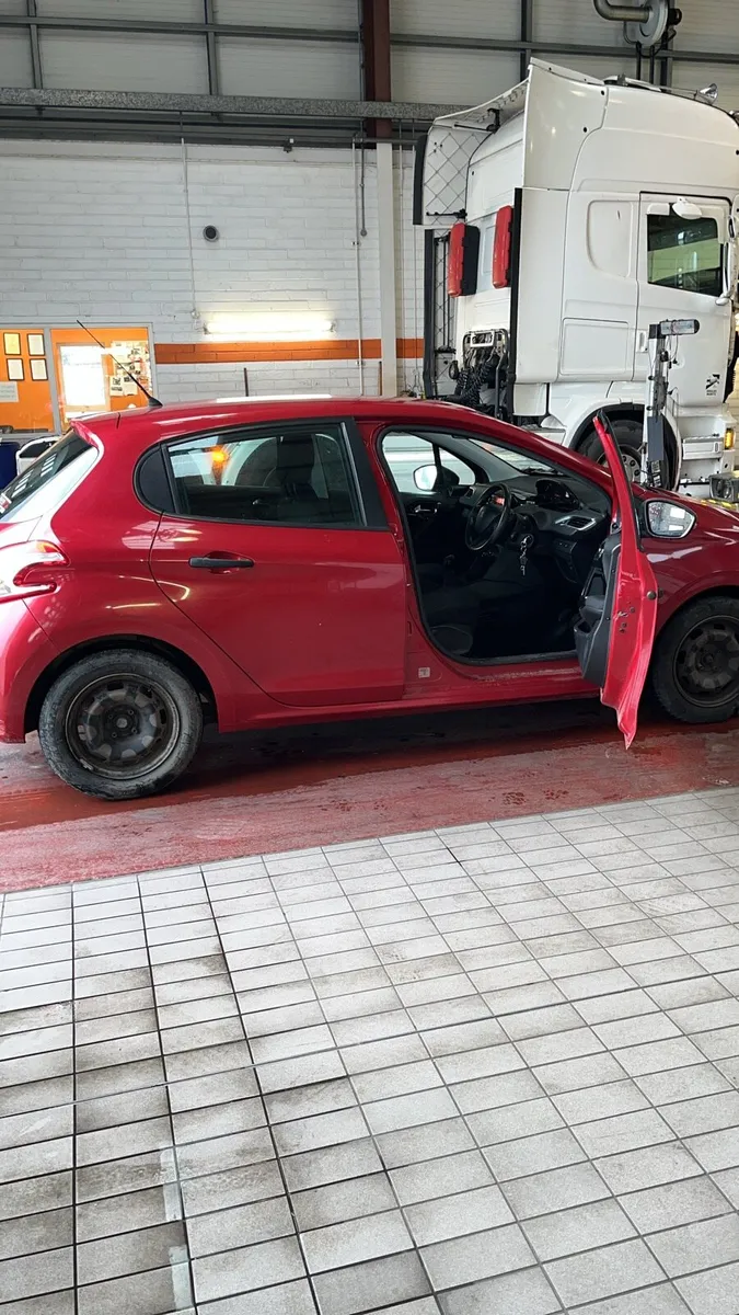 Peugeot 208 - Image 2