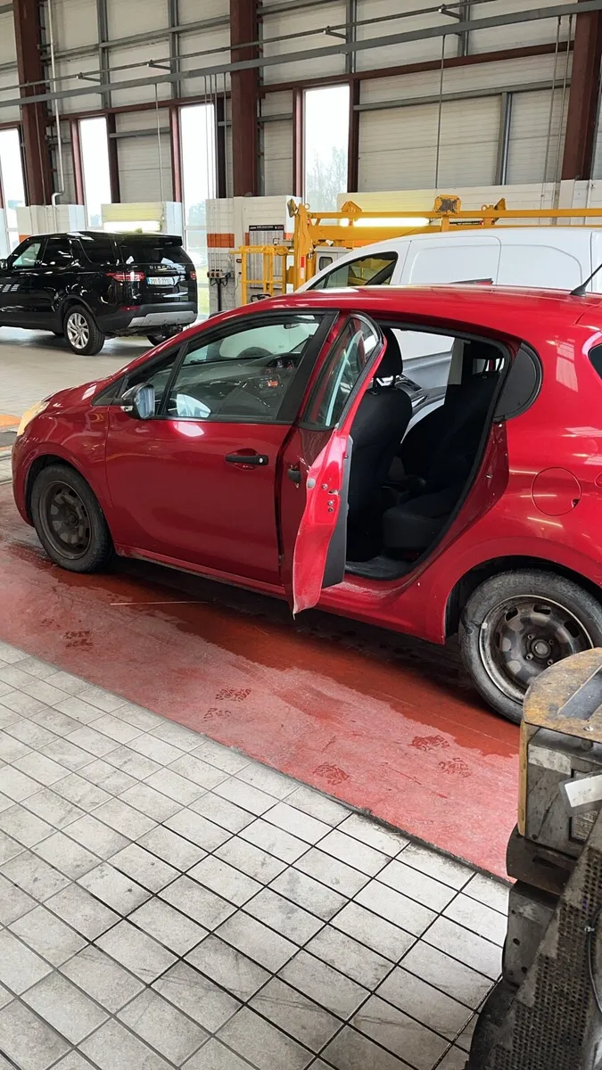 Peugeot 208 - Image 3
