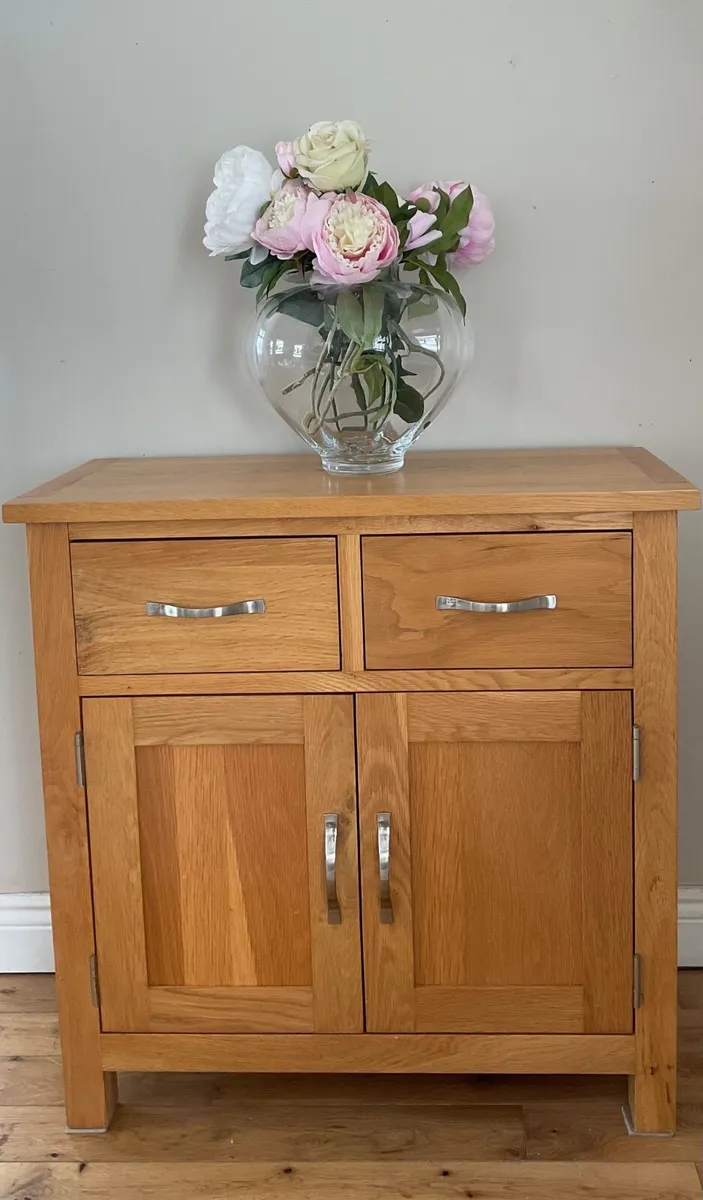 Solid oak sideboard in great condition - Image 1