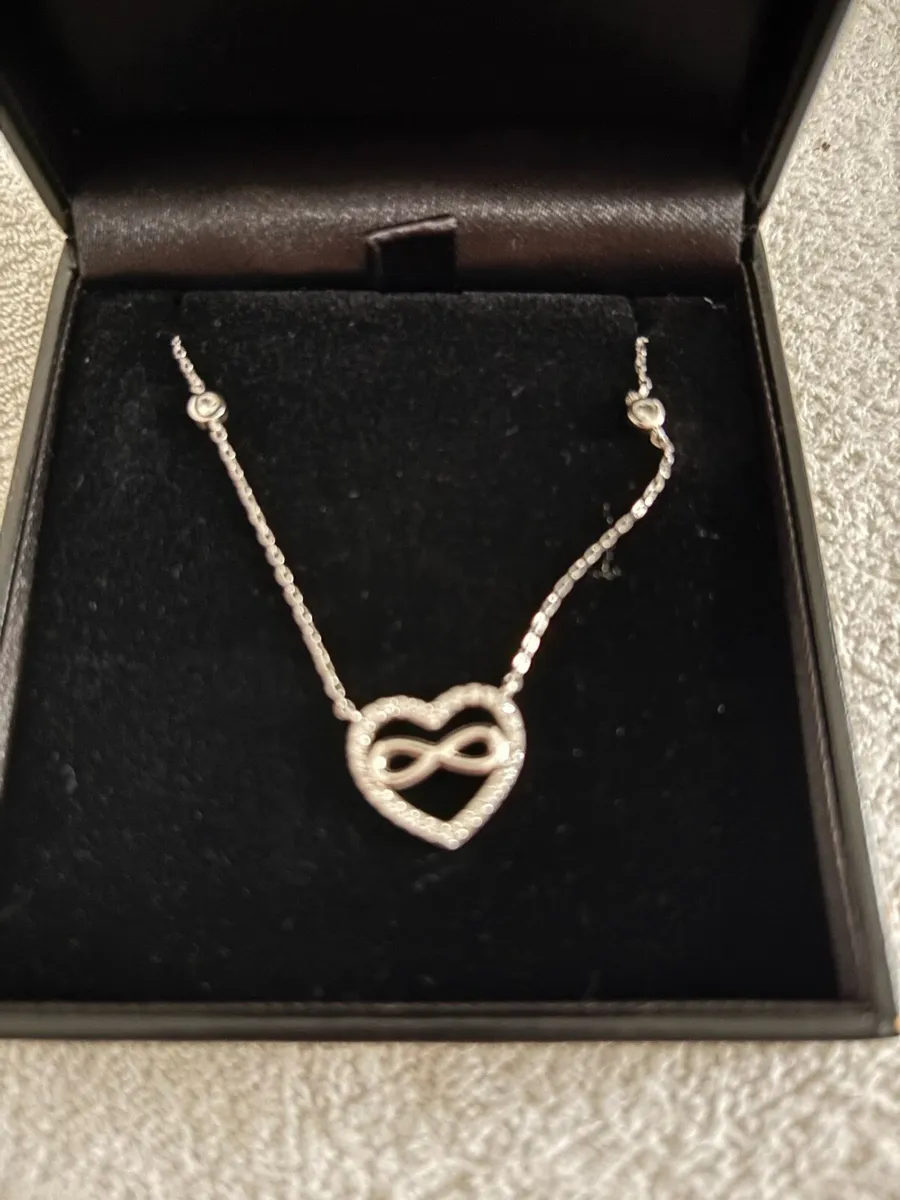 Silver and diamond necklace - Image 1