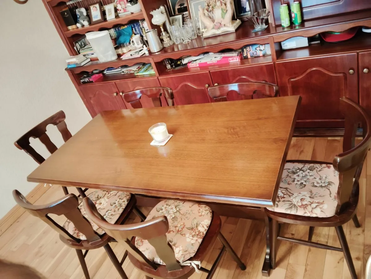 Table and chairs - Image 3
