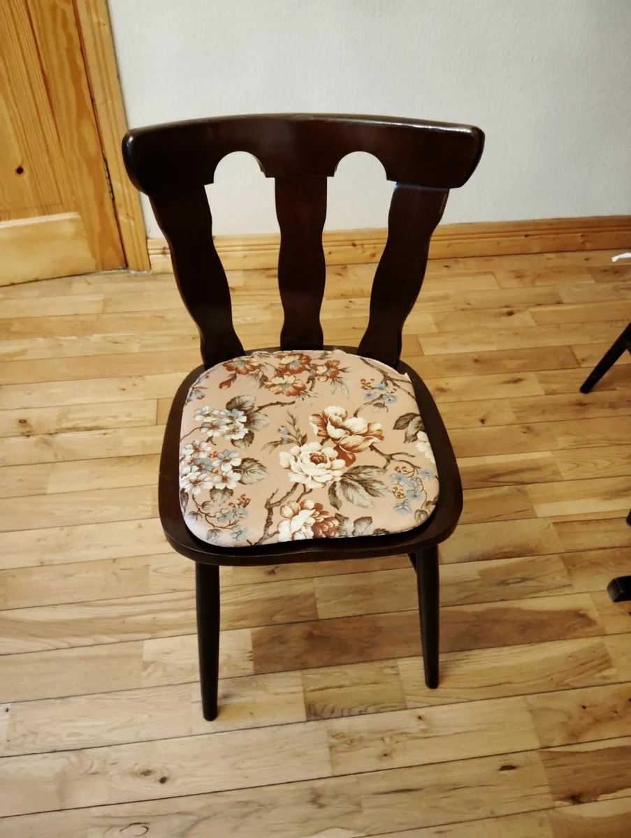 Table and chairs - Image 4