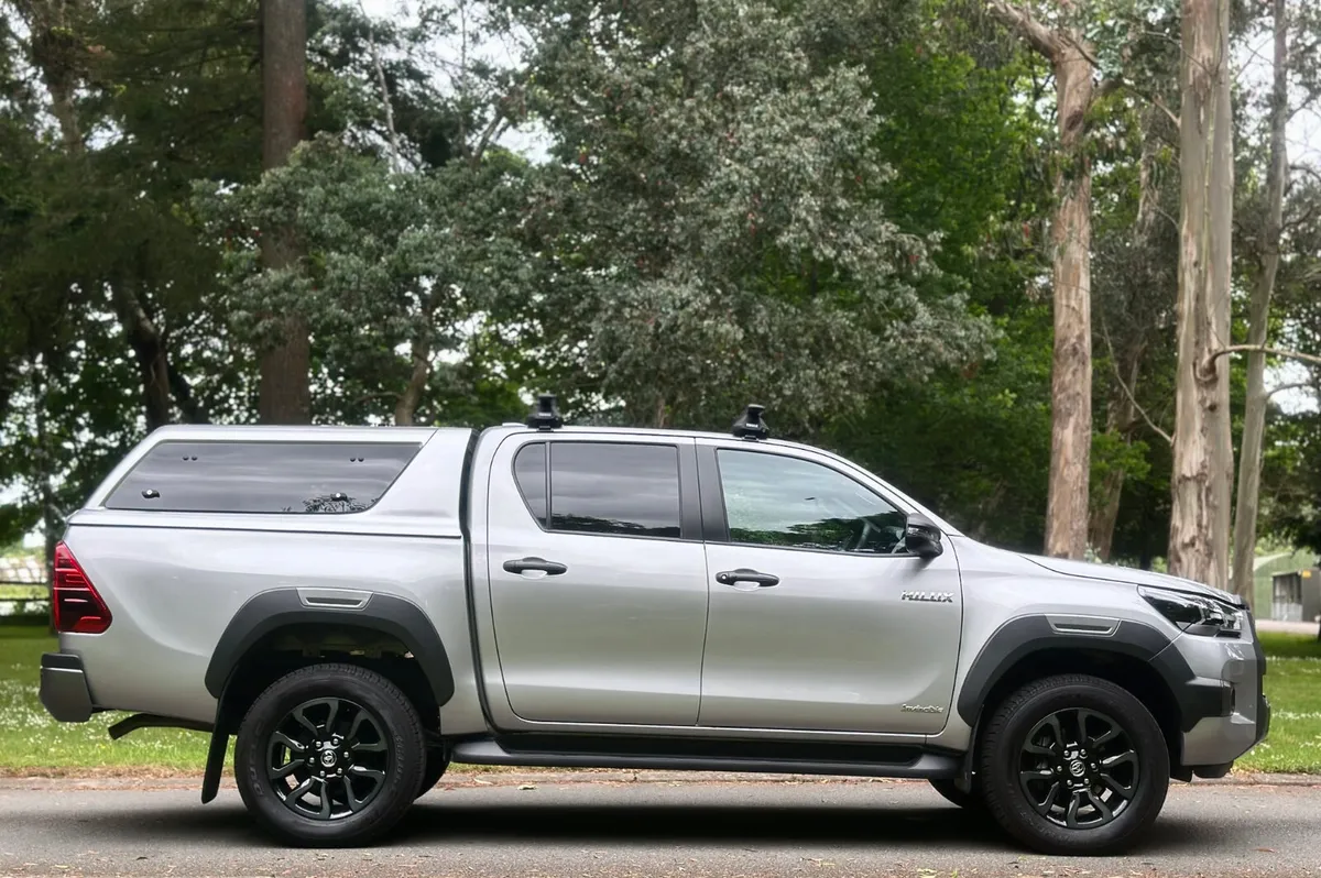Toyota Hilux Invincible 2.8D Auto with vat CREWCAB - Image 3