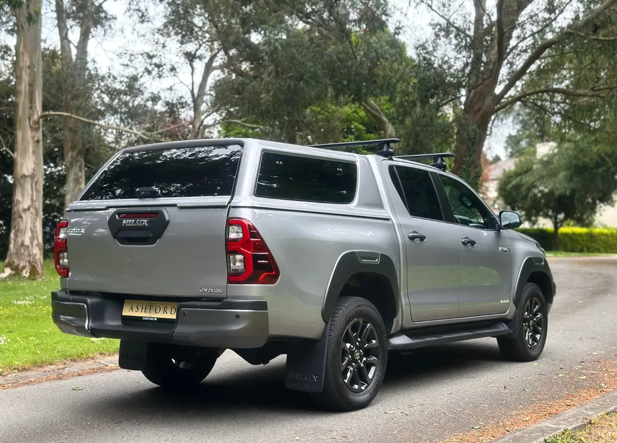 Toyota Hilux Invincible 2.8D Auto with vat CREWCAB - Image 4