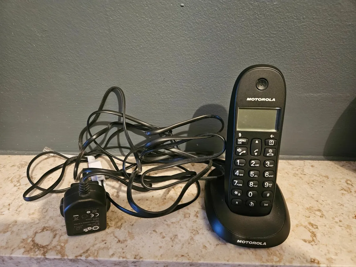 landline cordless Motorola phone - Image 1