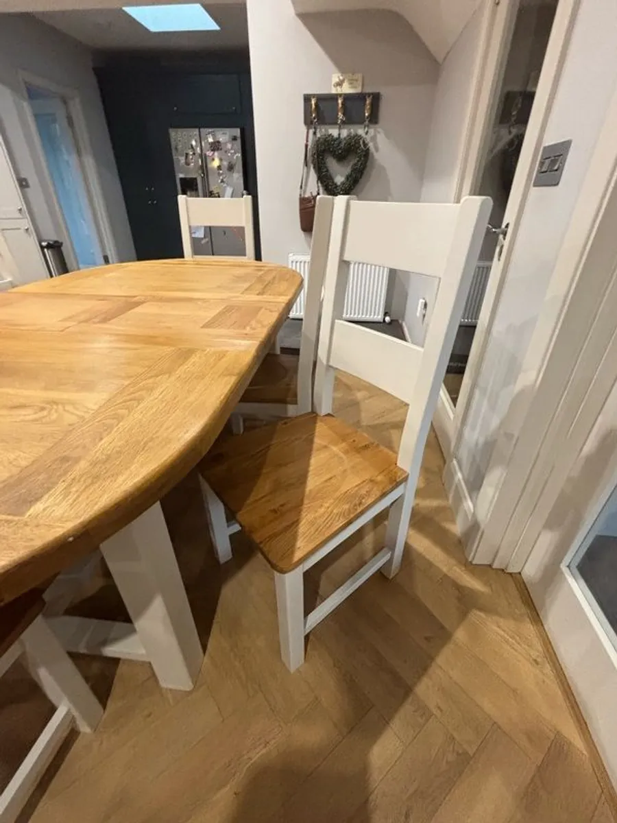 Large Solid Oak Extendable dining table & 6 Chairs - Image 4
