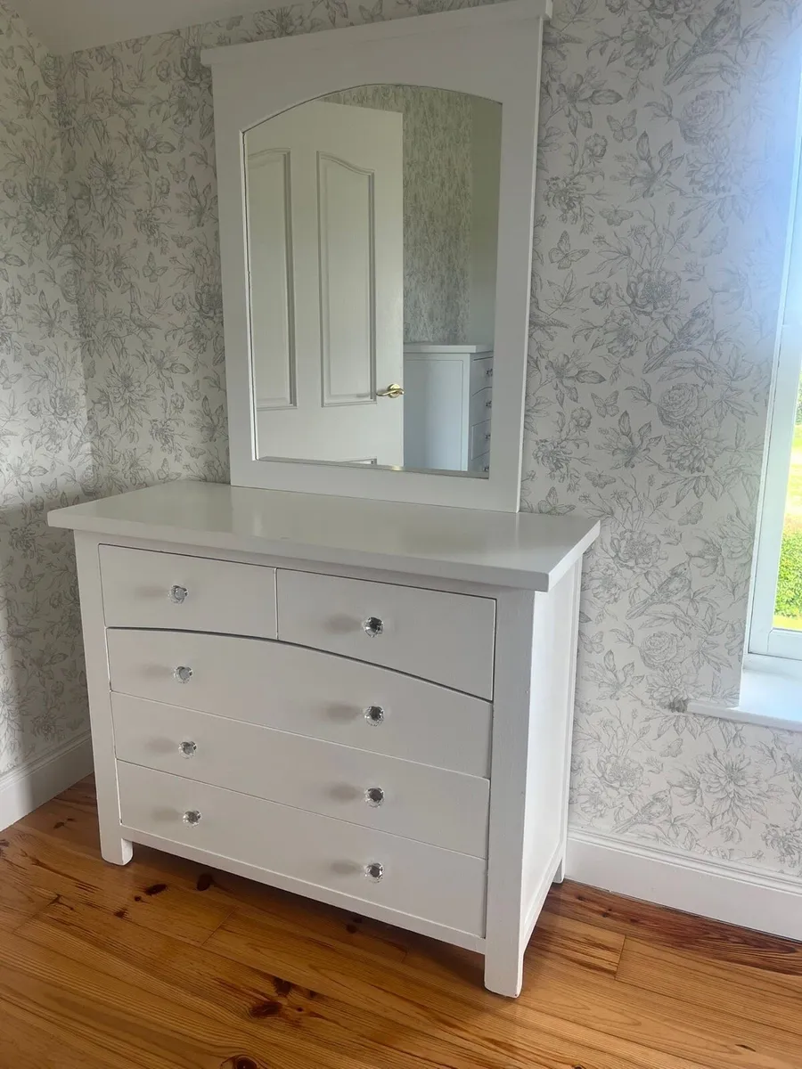 Chest of drawers and matching mirror - Image 1